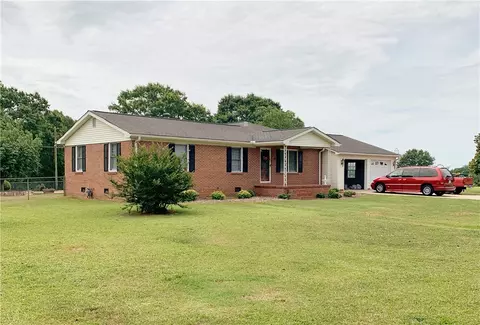 104 Carson Dr, Starr, SC 29684 photo 1