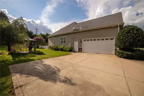 103 Ashe Ct, Easley, SC 29642 photo 34