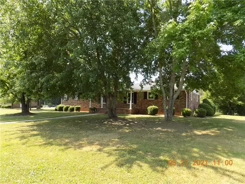 1506 Bolt Dr, Anderson, SC 29621 photo 4