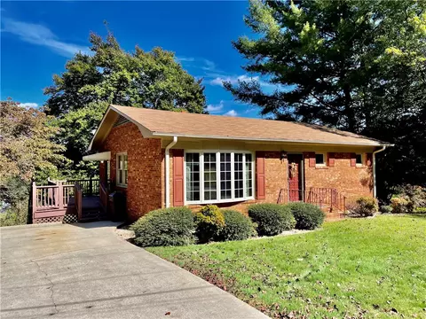 423 Pineview Dr, Pickens, SC 29671 photo 2