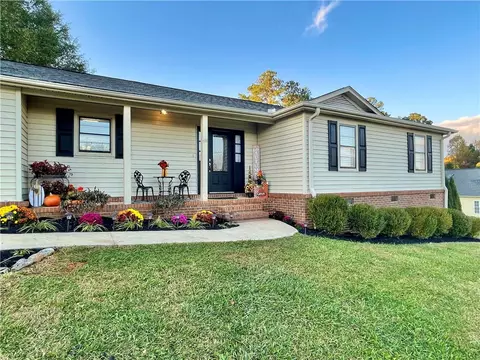414 Wimberly Ln, Easley, SC 29642 photo 2