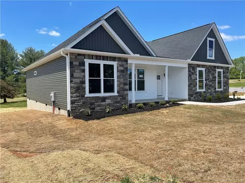 1904 Queen Dr, Walhalla, SC 29691 photo 2