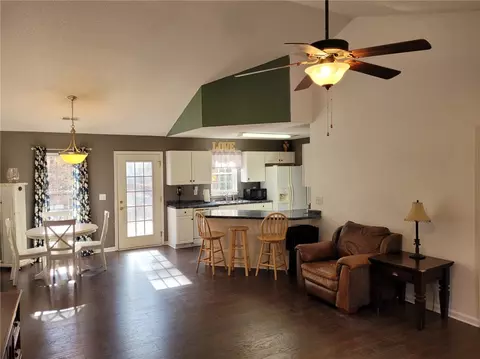 106 S Spring St, Central, SC 29630 photo 4