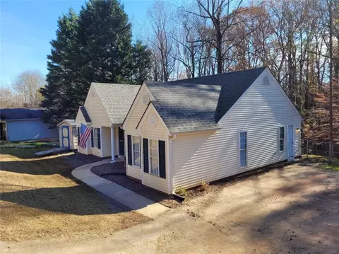 106 S Spring St, Central, SC 29630 photo 2