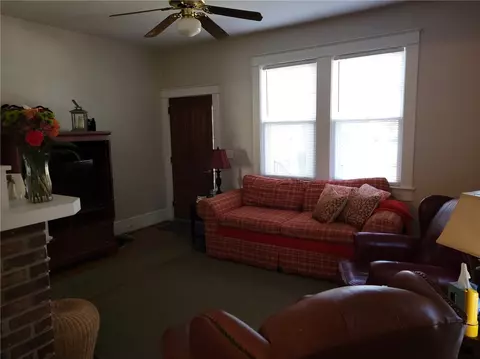 372 E Main St, Pendleton, SC 29670 photo 3