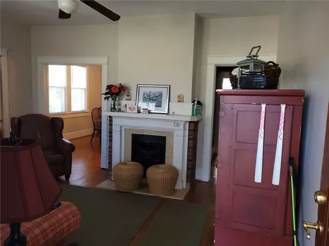 372 E Main St, Pendleton, SC 29670 photo 2