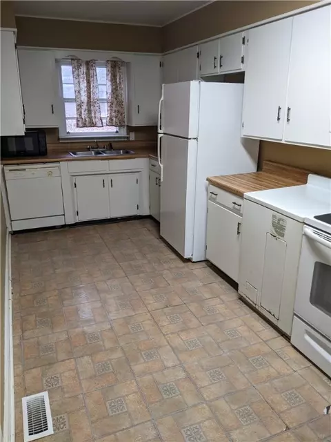 821 E Greer St, Honea Path, SC 29654 photo 5