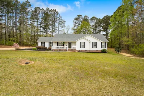120 Starrwood Dr, Starr, SC 29684 photo 2