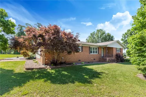 135 Pineview Dr, Easley, SC 29642 photo 2