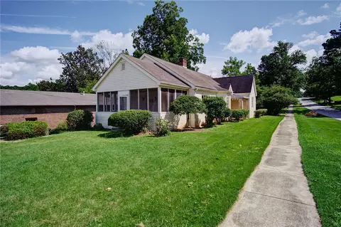 201 S Tugaloo St, Walhalla, SC 29691