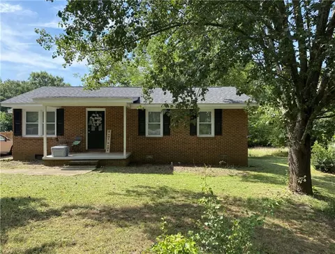 35 Randall St, Williamston, SC 29697 photo 4