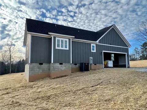 560 The Estates Dr, Walhalla, SC 29691 photo 4