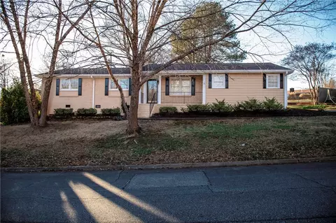 305 Plano Dr, Greenville, SC 29617