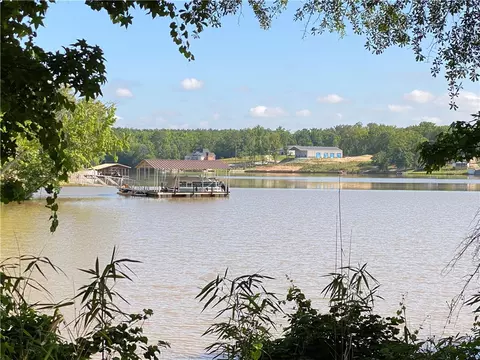 814 Eagles Harbor Dr, Hodges, SC 29653