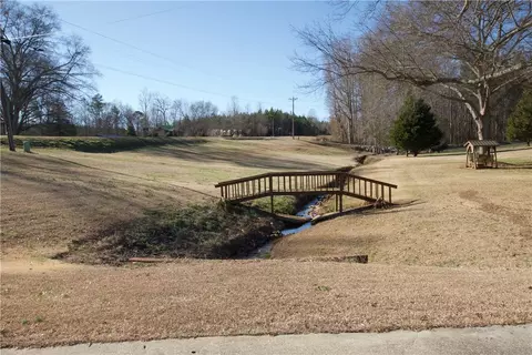 320 E Honea Dr, Seneca, SC 29678 photo 3