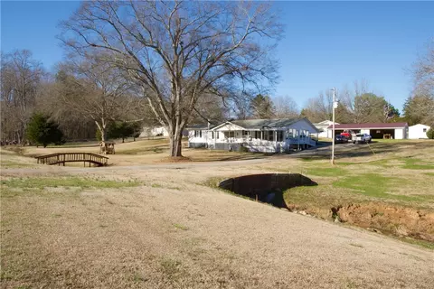 320 E Honea Dr, Seneca, SC 29678 photo 4
