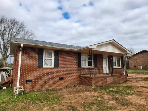 101 Carson Dr, Starr, SC 29684 photo 2