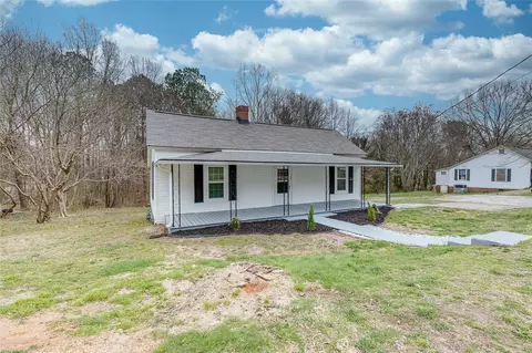 207 Aiken St, Central, SC 29630 photo 3