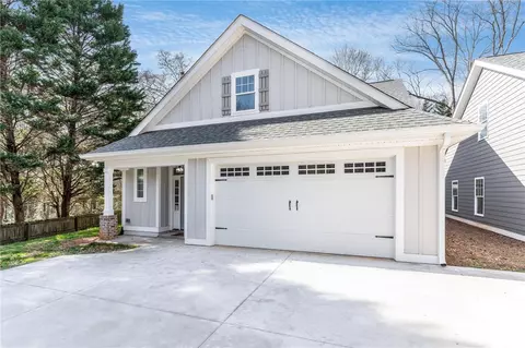 322 S Forest Ave, Hartwell, GA 30643