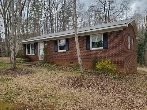 850 Robinhood Dr, Walhalla, SC 29691