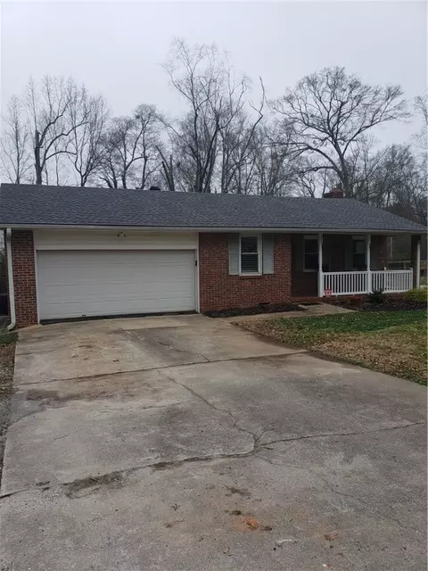 205 Hickory Ln, Mauldin, SC 29662