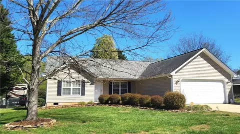 102 Viking Dr, Greer, SC 29651 photo 2