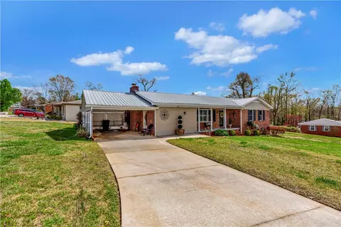 304 Shadow Ln, Seneca, SC 29678 photo 2
