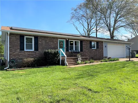7 Trammell St, Liberty, SC 29657