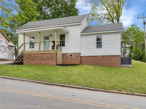 302 Verner St, Walhalla, SC 29691