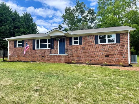 9 Mcgill Rd, Taylors, SC 29687