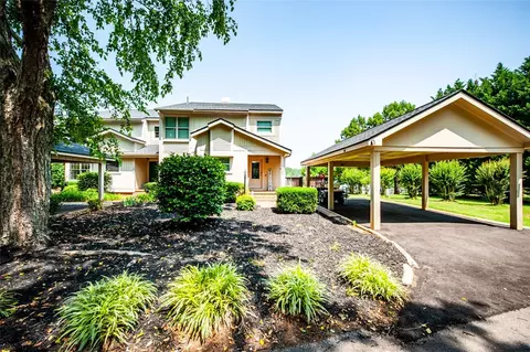 1320 Chickasaw Dr, Westminster, SC 29693