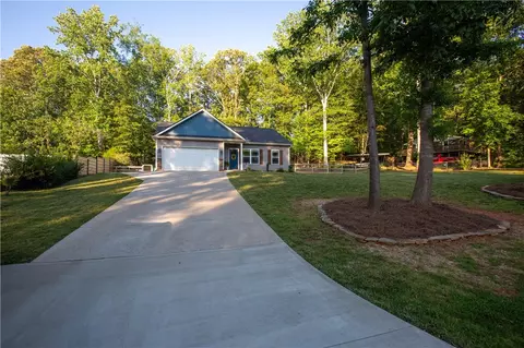 426 Wood St, Central, SC 29630