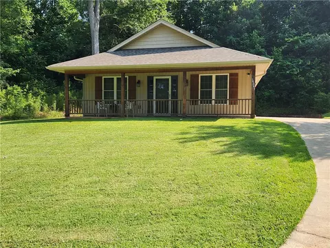 14047 E Camelia Ln, Seneca, SC 29678 photo 2