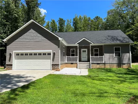 121 Horseshoe Dr, Townville, SC 29689