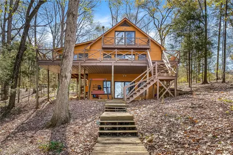 898 Reed Creek Pt, Hartwell, GA 30643