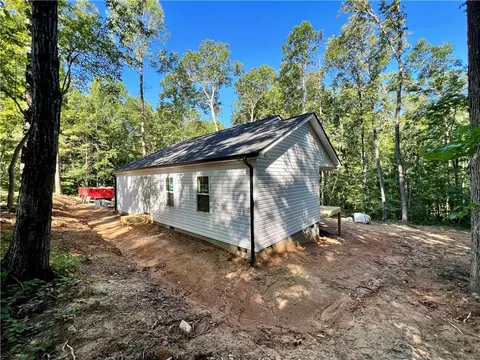 121 E Richfield Dr, Westminster, SC 29693 photo 3