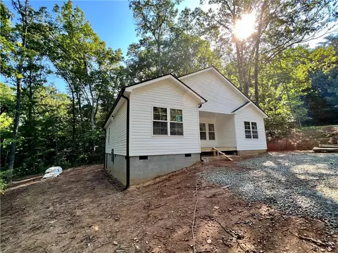 121 E Richfield Dr, Westminster, SC 29693 photo 2