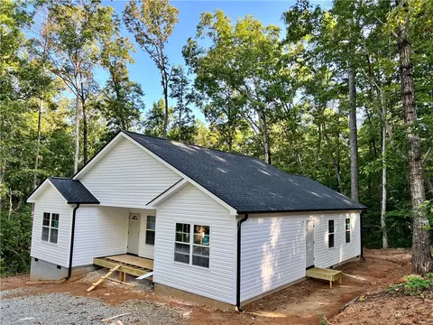 121 E Richfield Dr, Westminster, SC 29693 photo 6