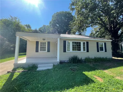 834 Greenville St, Pendleton, SC 29670
