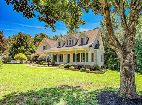 30261 Winchester Dr, Seneca, SC 29678