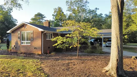 107 Roundtree Ln, Starr, SC 29684