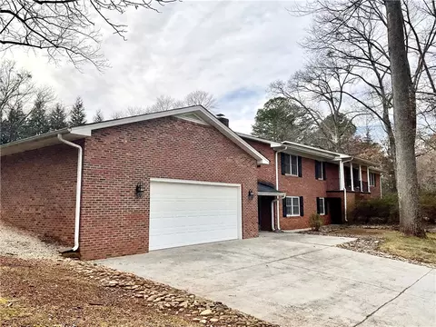 30 Lakeshore Dr, Walhalla, SC 29691