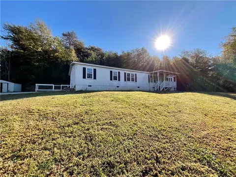 541 N Horseshoe Bridge Rd, Westminster, SC 29693