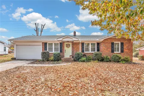 111 Leafwood Dr, Taylors, SC 29687