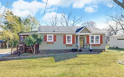 57 Smith St, Hartwell, GA 30643