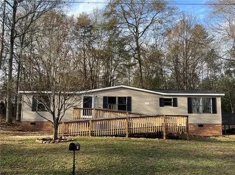 105 Chantilly Cir, Starr, SC 29684