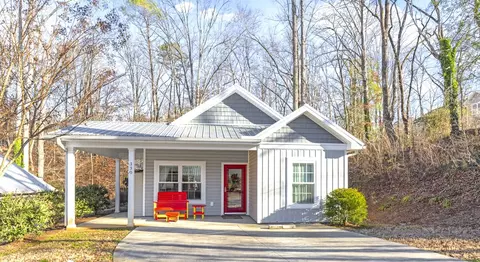 330 E Woodland Dr, Walhalla, SC 29691