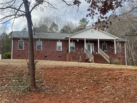 809 Dogwood Ln, Townville, SC 29689