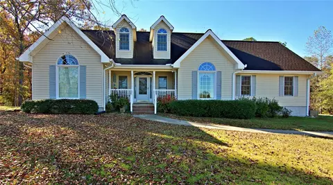 1207 Lakeland Dr, Toccoa, GA 30577
