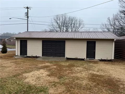 110 Pinson Dr, Honea Path, SC 29654 photo 4
